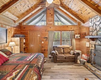 Bear Paw Cottage #1 Pet friendly only 4 miles from Beautiful Downtown Helen! - Sautee Nacoochee - Bedroom