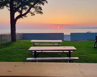 Best Location In Sylvan Beach!! 'White Caps' Beach House - Sylvan Beach - Patio