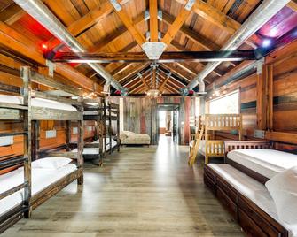 Coyote Creek Ranch - Rustic Family Reunion Ranch Or Wedding Venue - Cleburne - Makuuhuone
