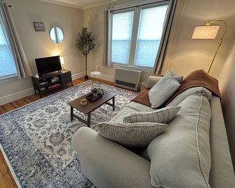 Charming 1-bedroom, groundfloor apt in Brunswick with AC, near Bowdoin College - Brunswick - Wohnzimmer