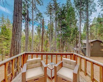 Large cabin with pool and lake access - near ski resorts - Arnold - Balcony