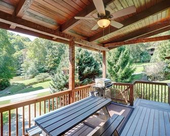 Mont Blanc- Log Cabin, EV Charger, Pet Friendly, Pool table, A/C, Fire-Pit, Gas - Seven Devils - Balcony