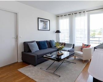 Appartement fonctionnel, balcon ,2 minutes gare ,17 minutes Paris - Cormeilles-en-Parisis - Salon
