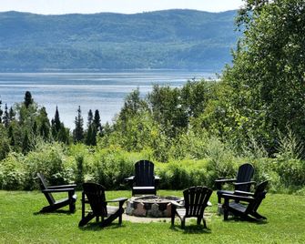 Idyllic Vacation Rental Overlooking the Saguenay River in Quebec, Canada - Sainte-Rose-du-Nord - Patio