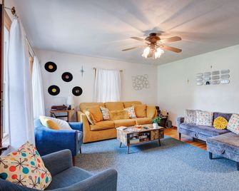 Funky Mid Century Themed Limestone Cottage - 2 Bedrooms Sleeps 6 - Pets Welcome! - Bedford - Living room