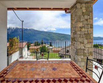 ボルゴエルマノ - ティニャーレ - バルコニー