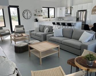 New Luxurious Beachfront Villa at Pumpkin Bluff -Your Ultimate Paradise Getaway! - Whitby - Sala de estar
