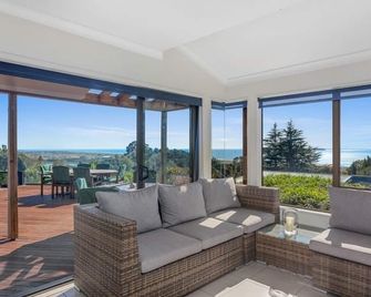 Pacific Ocean Heights: Stunning Sea And Island Views - Whakatane - Living room