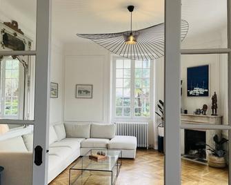Beautiful basque Villa of the 30th with swimming pool and pool house - Bayonne - Wohnzimmer