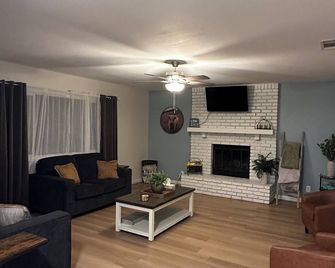 3-bdrm house in charming Apple Valley w/ WiFi, AC, encl'd patio, & large yard. - Apple Valley - Sala de estar