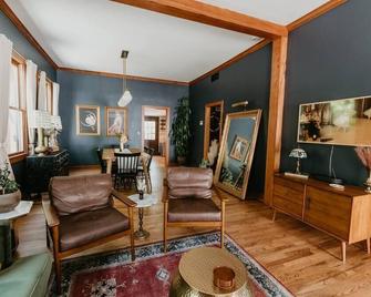 1 bedroom Modern Victorian in heart of downtown - Nevada City - Living room