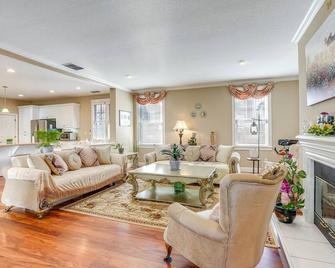 Luxe Bay View Home Near SF, Berkley and Napa Valley - Hercules - Living room