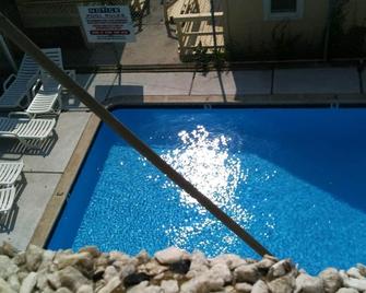 جلينديل موتل - سياسيدي هايتس - حوض السباحة