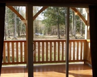 High end cottage & colorful trees /leaves/snow nearby Lake Of Bays /Huntsville - Bondi Village - Balcony