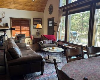 Spectacular Views with Privacy and all the Comforts of Home - Westcliffe - Living room