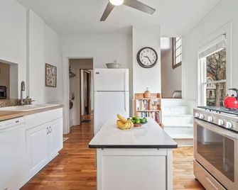 Charming 4 Bedroom Artists Home in Centrally Located Walkable Neighborhood - Mineápolis - Cocina