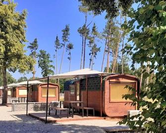 Lovely apartment in villa for 4 guests with WIFI, A/C, TV, patio and pets allowed - Dvůr Králové nad Labem - Innenhof