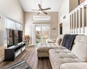 Perfect Location! Private Condo Near Sloan's Lake - Lakewood - Sala de estar
