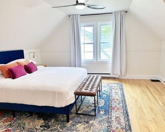 This is where new and mid-century character come together for a beautiful stay - Fredericton - Bedroom