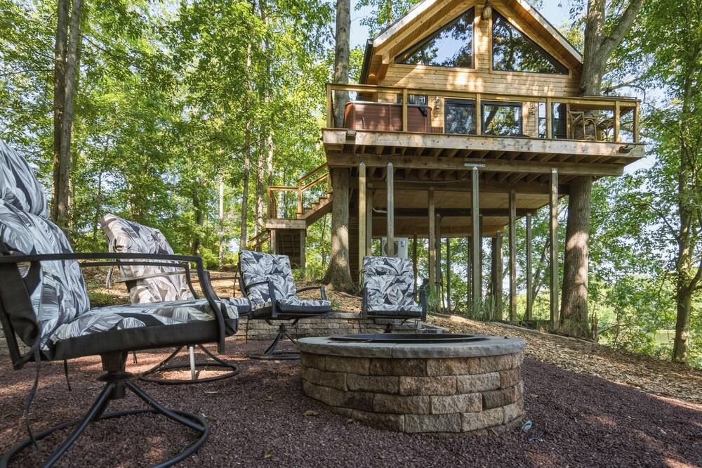 2-Bedroom Lakefront Treehouse