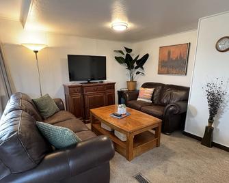 Angostura Oasis - Hot Springs - Living room