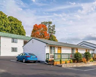 Blue Line Inn Lake George - Lake George - Building