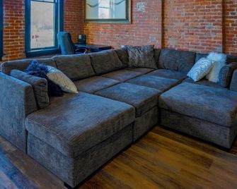 East Empire Theatre Loft, Downtown! Sleeps 4, Local Golfing 50% Off! - Baker City - Living room