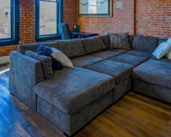 East Empire Theatre Loft, Downtown! Sleeps 4, Local Golfing 50% Off! - Baker City - Obývací pokoj