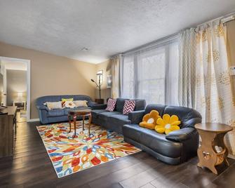 Comfy, Convenient, And Charm 3br Retreat Near Bgsu - Bowling Green - Living room