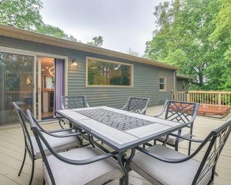 Spacious Riverfront Delaware Home with Views - Delaware - Patio