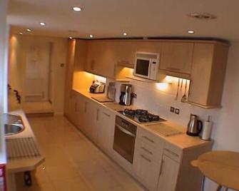 Earle House Serviced Apartments - Crewe - Kitchen