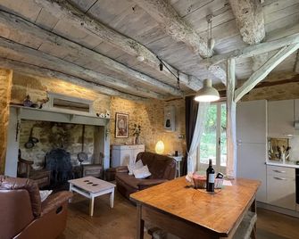 Private pool. Charming 18thC house. Peaceful but central. - Groléjac - Sala de estar