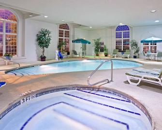 La Quinta Inn & Suites by Wyndham Cleveland Macedonia - Macedonia - Pool