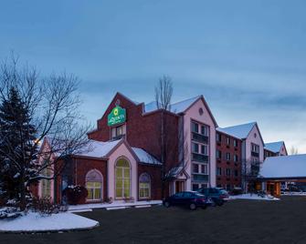 La Quinta Inn & Suites by Wyndham Cleveland Macedonia - Macedonia - Building