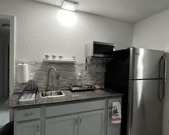 Cozy little apartment in Sprin Hill! - Spring Hill - Kitchen