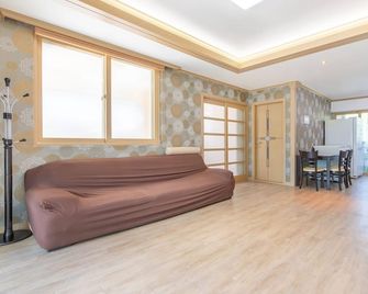Samcheok Greenhyang Pension - Samcheok - Sala de estar