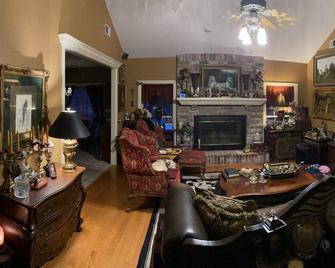 Country Estate with Natures' Wonders; EV Charging On Property and Pet-Friendly! - Johnson - Living room