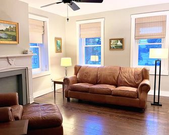 Firefly Hill - Renovated farmhouse with large backyard - sleeps 8 - Jefferson - Wohnzimmer