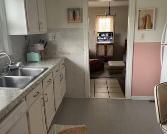 New Surf Bungalow - Oak Hill - Kitchen