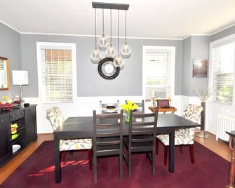 Aunt Beas Bungalow - Right in Town! - Berkeley Springs - Eetruimte