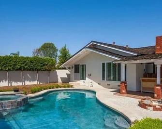 Studio with private entrance and pool area - Brea - Pool