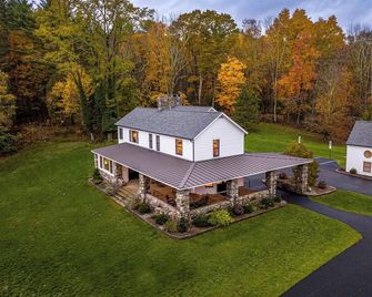 200-Acre Mountain Retreat w/ House, Cottage & Pool - Milford - Budova