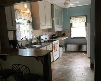 Lucy’s House Single Family Bungalow - Moline - Kitchen