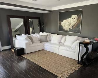 Top Floor 2 Bedroom Private Unit with New Cloud Couch + Office Space! - 鞍布魯克 - 客廳