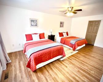 Cozy 2 Bed Apartment - Free Wi-Fi & Parking - Pikeville - Bedroom