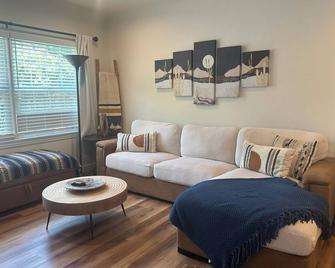 College Cottage - La Verne - Living room