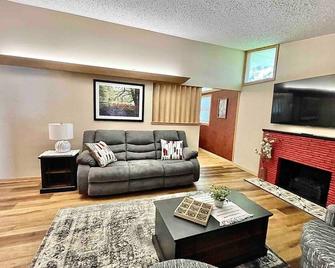 Sunflower Retreat - Hutchinson - Living room