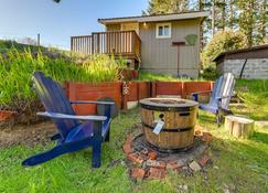 Cozy Coos Bay Retreat with On-Site Creek and Fishing! - Coos Bay - Patio