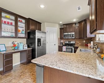 The Colorful Casa: Near Amp/Promenade/Bike Trails - Rogers - Mutfak