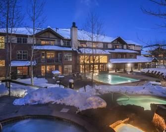 Ski-In/Ski-Out Grand Timber Lodge Retreat+amenities, 2bd Suite, Sleeps 8 - Breckenridge - Pileta